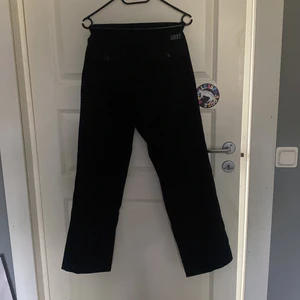 Obey skate chinos - Helt nya obey skate chinos, liknar dickies 874 i passformen. Storlek 26 vilket motsvarar xs eller för dom som är runt 170 cm. Nypris är runt 750