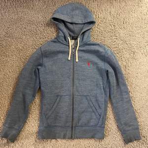 Snygg ljusblå ralph lauren zip up hoodie. Köpt från outlet för många år sen men den har inga hål eller fläckar. Storlek small. Kan mötas i stockholm eller posta (frakt inkluderas inte).