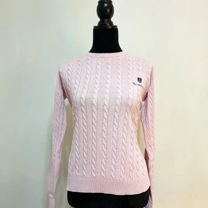 Äkta Bondelid kabelstickad tröja - M - Äkta Bondelid ljusrosa stickad tröja. Köpt på MQ, men kom till användning 1 gång och är i nyskick. Den är väldigt fin och fräsch. Säljs pågrund av att den är för liten. Säljs för 299kr