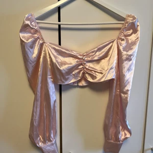 Silkes topp  - Super fin och festlig topp i skönt och luftigt material. Lätt puffiga axlar. Tyvärr för liten för mig. 