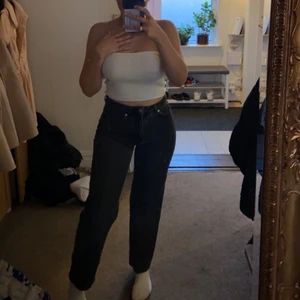 NA-KD jeans - Jätte fina NA-KD jeans, grå svarta köptes för 559, använt 5 gånger max!