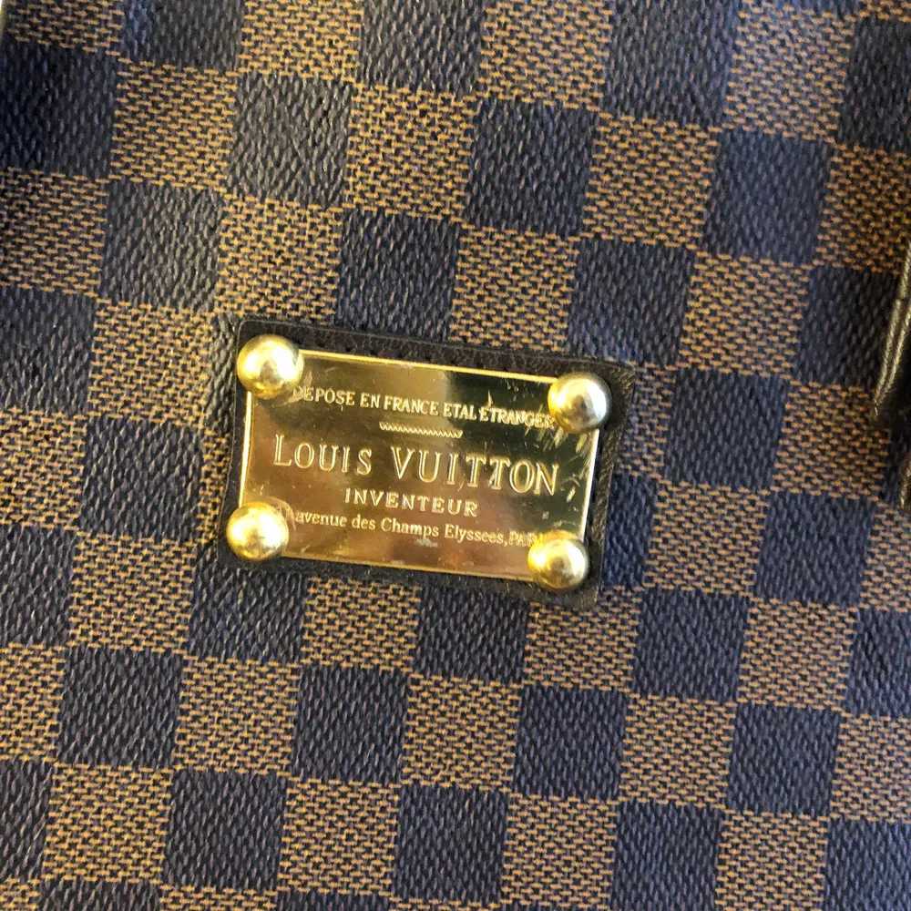 Louis Vuitton väska ej äkta. Perfekt storlek. Så fin! . Accessoarer.