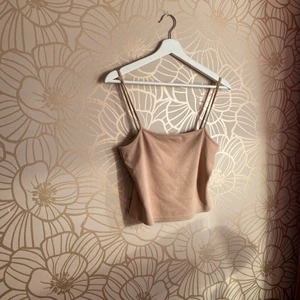 Linne - Ett mycket oanvändt beigt linne från NA-KD i storlek XS, köpte för 150kr säljer för 50 plus frakt💗💗 