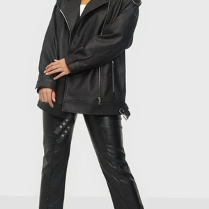 Oversized biker jacket  - Asfet oversized skinnjacka från Missguided. Knappt använd. Kan skicka fler bilder och priset kan självklart diskuteras vid en snabb affär!