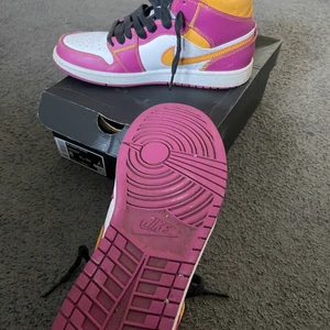 Jordan 1 mid dia de los muertos  - Hej säljer mina Jordan 1 mid i storlek 41. Dom är sparsamt använda. Nypris på stockx är 1600.