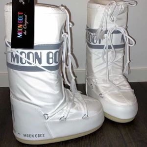Moon Boots - Säljer dessa sjukt snygga vita höga Moon Boots som är i mycket fint skick. Sparsamt använda! Bara att skriva privat om du vill ha fler bilder💕