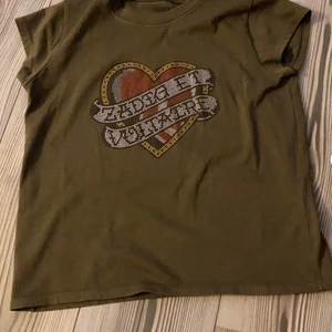 Zadig t shirt - Säljer min superfina Zadig tröja! Så fint skick, använd typ 1 gång! Säljer då den inte kommit till användning