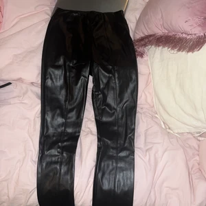 Straight skinn byxor - Faux läder byxor stl 36, de är till anklarna. Jag är 168 🖤 stretchiga