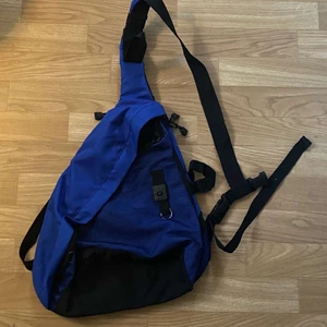 enaxlad ryggsäck  - fet blå enaxlad ryggsäck. toppskick, köparen står för frakt 💚