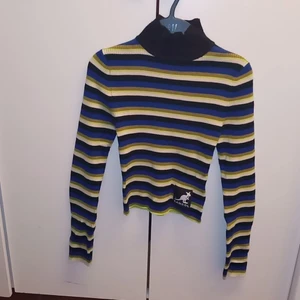 Fin färgglad tröja!💕 - En fin polo tröja i färgerna blå,neon grön,beige,brun och svart. Har används ett fåtal gånger och är i ny skick💕 (Ska kolla fraktkostnad)