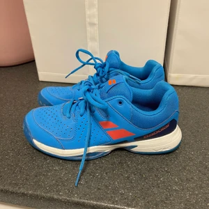 Padel skor- babolar  - Blå och orangea Padelskor, gott skick! Juniormodell.