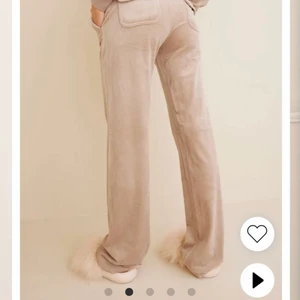  VILL HÄLST BYTA MEN KAN SÄLJA BYXORNA - Hej jag säljer mina kära juicy byxor för de är förstora. Jag skulle vilja ha ett par i storlek Xs eller S och gärna i en annan färg jag skulle kunna byta ett par mot en annan färg o storlek men jag vill hälst byta men annars säljer jag dem. Jag har använt de få gånger dom är i parfekt skick! Jag kan ta emot ett par som har lite slitnader men inga hål! Hör av er om ni är intresserade!