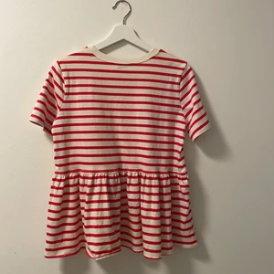 Randig Zara tröja röd - Säljer min oanvända randiga tröja ifrån zara. Säljer den pågrundav att att den sitter lite stort på mig och hänger bara i garderoben. Köp direkt 129kr