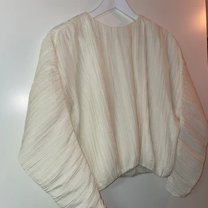 Plisserad blus - Säljer denna plisserad blus från h&m trend! Säljer den för 250 kr!! Köparen står för frakten💞
