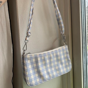 rutig väska - Säljer min så söta blå och vit rutiga väska!! Den har en fläck på baksidan men har använt den flera gånger och man märker den inte!! Skriv för mer info💞