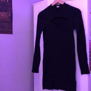 Kort svart långärmad klänning från Urban Outfiters aldrig andvänt 