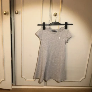 Snygg att ha med skärp - Ralph Lauren klänning