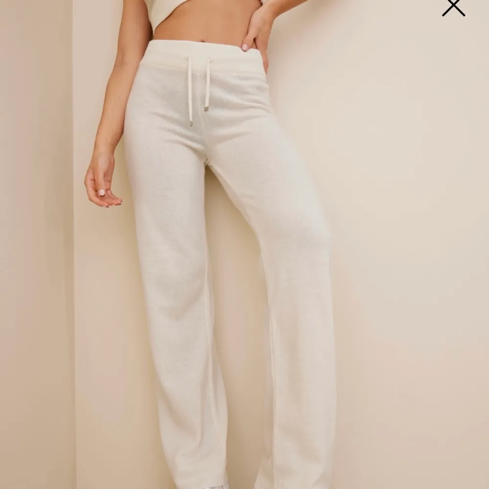Super fina och bekväma Juicy byxor som är nyköpta och helt oanvända. Säljer pga av att storleken är för stor och det är för sent för att skicka tillbaka! Kan skicka eller mötas upp (bilder tagna från nellys hemsida där de är köpta) Köpta för 1199kr. Jeans & Byxor.