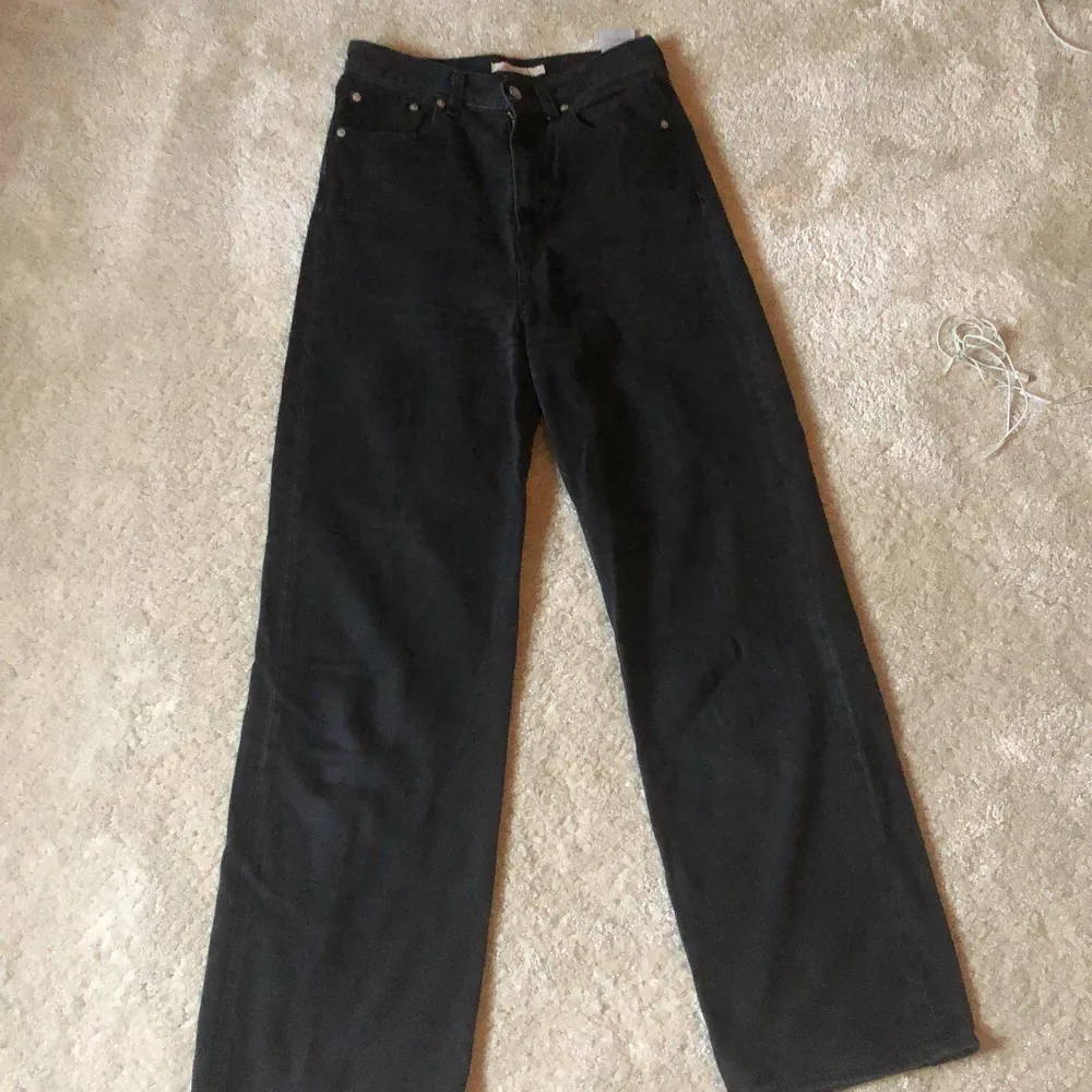 Svarta loose högmidjade Levis jeans i modellen high loose. De sitter tajt vid rumpan och lår, i benen sitter de löst. W27 och de är långa i benen . Jeans & Byxor.