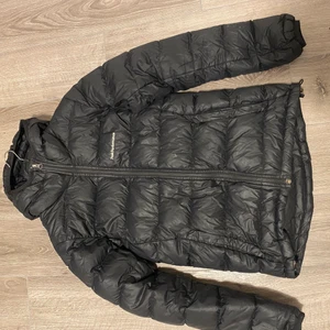 Peak performance Jacka Dam  - Peak Performance Dunn Jacka Dam. Storlek XS.    Helt ny Jacka använd 3 - 4 gånger inget fel med den nyskick.    Priset går att diskutera. Snabb affär 