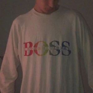 Hugo boss tröja Vintage Knit - Helt fantastisk vintage Hugo boss tröja som jag haft sen jag var liten eller rättare sagt fått ärva av min bror. Sjukt mjuk o mysig sweatshirt i  riktigt bra material. Toppen skick Inga fläckar/slitage. Snygg boxy fit strl M ganska TTS.  Denna är 10/10 aldrig sett nåt liknande från boss. (Positivt) . Jag är 187 så den är lite för kort annars skulle jag aldriig sålt (passar ca 160-185cm) beroende på vilken fit man söker.  FÖRLÅT För katastrofala bilderna😆🤦‍♂️ Skriv vid frågor 