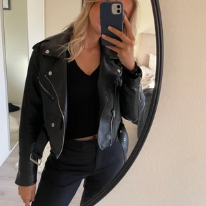 Skinnjacka  - Säljer min skinnjacka från bikbok för 200kr💞 Den är i storlek S och i väldigt bra skick💞 Köparen står för frakten!