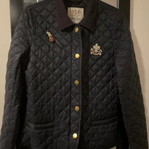 Morris jacka - Marinblå tunn jacka från Morris Lady! Superfin men har för det mesta hängt i min garderob. ❗️Köpt för 1099kr men säljer för 350kr plus frakt❗️