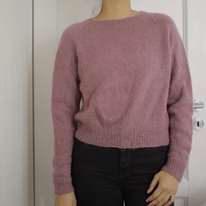 Inga Krusiduller- PetiteKnit - Hemstickad sweater. Stickad i Alpaka och Mohair, super mjuk och lyxigt!  Stickmönster av PetiteKnit.