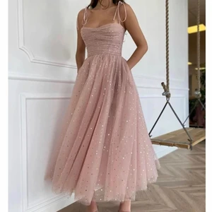 Balklänning  - En jättefin balklänning som jag köpte. Jag råkade få hem två stycket och tänker att jag säljer den ena istället för att skicka tillbaka den . Det är storlek L men passar för dig som har M och även  L. Jag har storlek M och den passade mig Skriv ifall du har mer frågor❤️