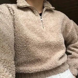 Teddykofta - Croppad tröja i teddymaterial