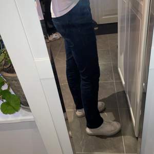 Jeans i storlek 33/34. Köpare står för frakt. Nypris: 1800kr