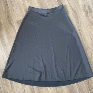 Sidenkjol  - En superfin mörkgrå sidenkjol från hm som inte har kommit till användning❤️