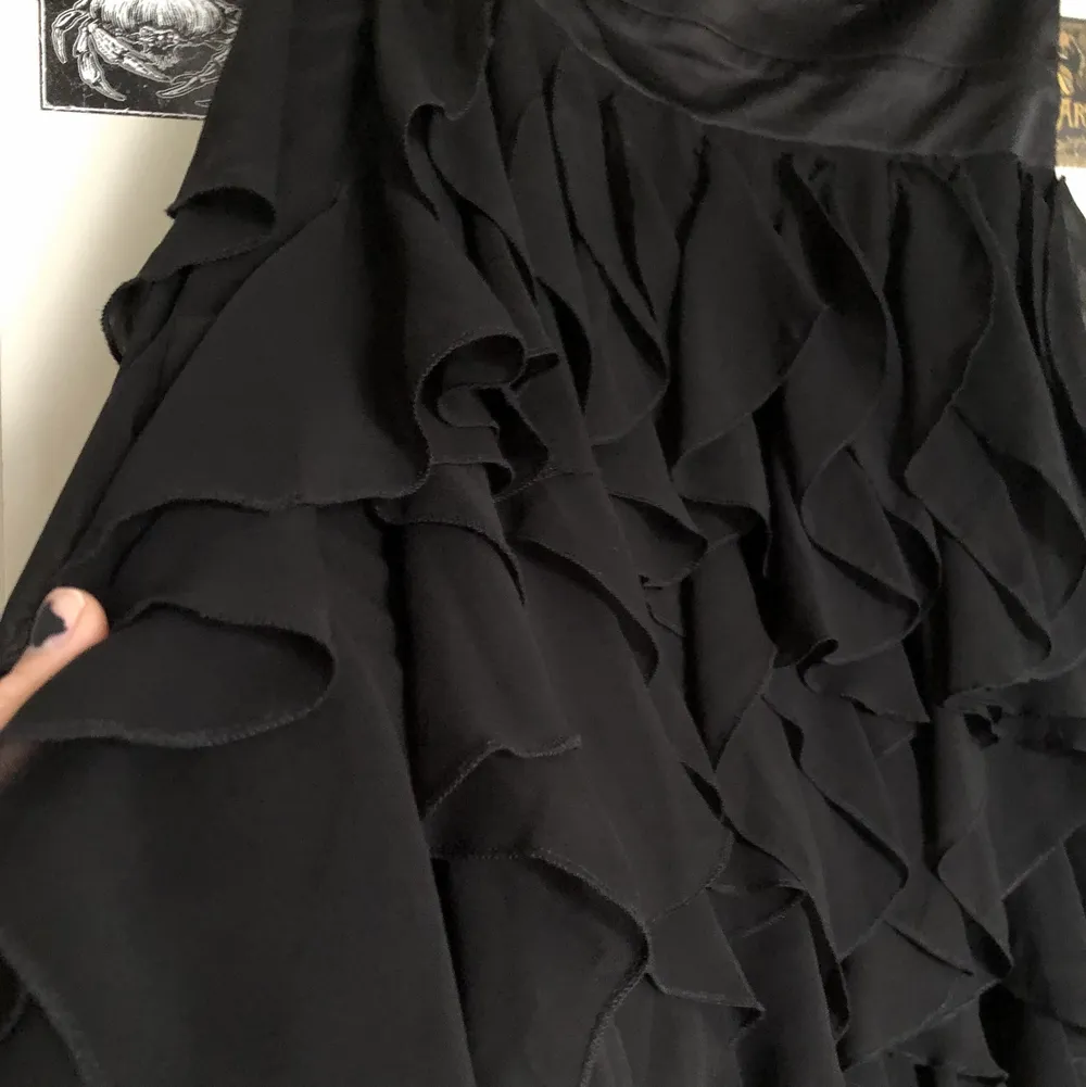 Säljer denna superfina klänningen med inbyggd bh och volanger. Köpt från Bikbok. Den är kort och super bekväm att ha på sig! Den har inga axelband men insydd ”gummiremm ” så att den inte trillar ned. . Klänningar.