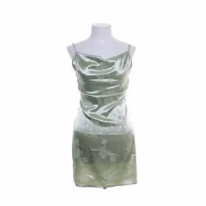 (S/36) Grön blommig klänning från Shein - En grön kort klänning med blommor från Shein. Första bilden är lånad från Sellpy där jag köpte den. Säljer vidare då den var för tight midja ned på mig (så passar bäst på någon som har en mer "slim" kroppsbyggnad). Justerbara band!🌱🌺 OBS! Denna annons ligger även uppe på Sellpy Circle. Material: 100% Polyester