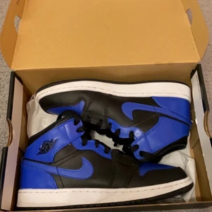 Royal blue jordans - Ett par Jordans knappt använda, kom privat om ni vill ha fler bilder, Säljer pga att dom var lite för stora för mig ❤️