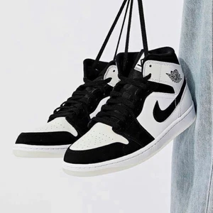 AIR JORDAN 1 MID ’DIAMOND SHORTS’ 💎 - AIR JORDAN 1 MID ’DIAMOND SHORTS’ 💎  TILLGÄNGLIGA STORLEKAR⬇️  • EU36 • EU36,5 • EU37,5 • EU38 • EU38,5 • EU39 • EU40  • PRIS FRÅN 2199kr   • SKRIV TILL OSS I DM OM DIN STORLEK SAKNAS   • VI NÅS VIA DM FÖR EVENTUELLA FRÅGOR ELLER FUNDERINGAR !  #erisneakers 