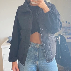 Svart väst - Inte mina bilder, köpte denna väst för några månader sedan här på Plick, har endast kommit till andvänding en gång och därav så säljer jag den. Den är as snygg på och perfect nu till våren. Hör av er vid frågor💕
