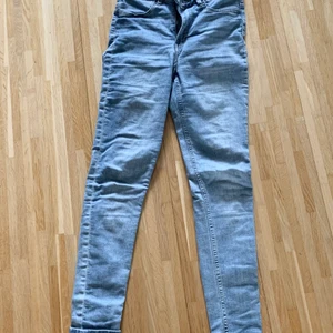 Hm jeans - Fina skinny highwaistjeans från hm. De är knappt använda. Fina nu till våren