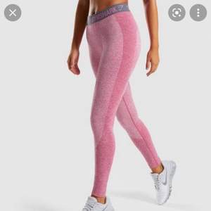 Hej! Säljer dessa rosa gymshark träningstights pga jag inte använder de. De är i perfekt skick och sitter fint! ❤️ frakt kostar 45kr.
