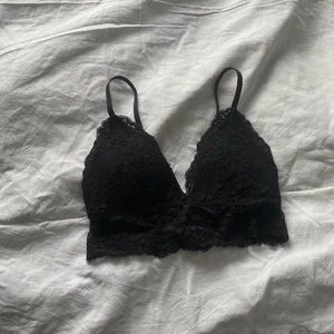 H&M spets bralette - Supersnygg aldrig använd spets-bh i storlek XS från h&m. Köpt för ungefär 1år sedan men den var för liten då jag köpte den så har aldrig använt den och aldrig haft orken att sälja den. Men nu gör jag det för 30kr 
