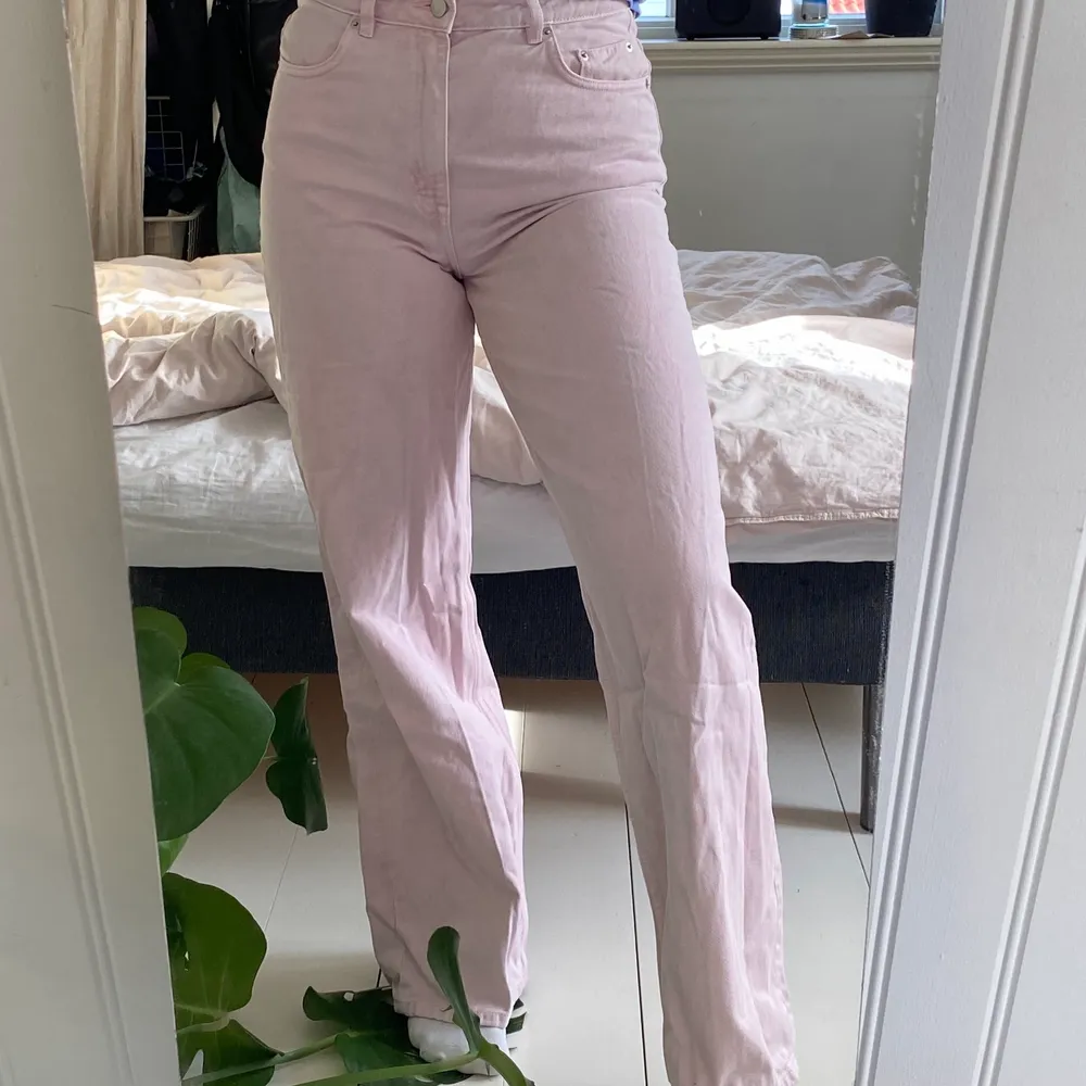 Rosa otroligt snygga byxor från & other stories! Säljer pga att de inte kommer till användning. Knappt använda i nysick!💗 Långa och utsvängda ben. Jag är 164 cm. Nypris 800kr. Jeans & Byxor.