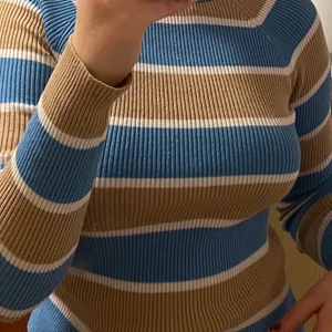 Randig långärmad tröja - Långärmad ribbad tröja. Storlek xs från Bik Bok. Stretchigt material i bra skick. 