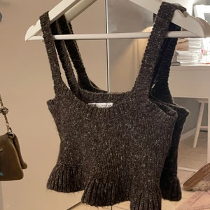 Kort stickat linne - Ett kort stickat linne från zara, knappt använd