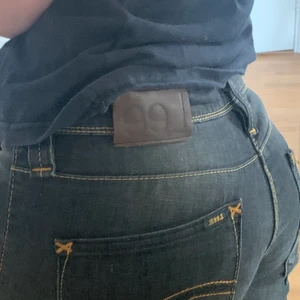 Lowrised lee jeans - Ett par sjukt snygga lågmidjade lee jeans. Trendiga och väldigt bekväma, dom har grönt tyg i fickorna men detta syns inte om man inte vecklar ut dom. Dom är liite långa på mig som är 166, frakt tillkommer.❤️ skriv privat för bild med dom på!