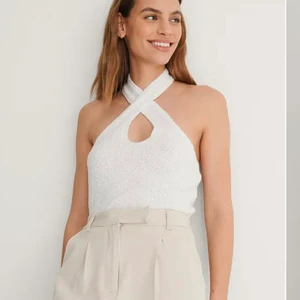 Halterneck - Topp från NA-KD som tyvärr är för stor för mig. Det står storlek xxs men skulle säga att den är en xs-m beroende på bysten. Använd 1 gång💗slutsåld på hemsidan och är i mer ”beige” färg än den på bilden (bild 3 är min bild)