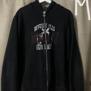 Mennace zip up. - Vintage mennace zip up i Size M. Mycket bra skick trots några år på nacken. TIPS: Size down 1 Size!