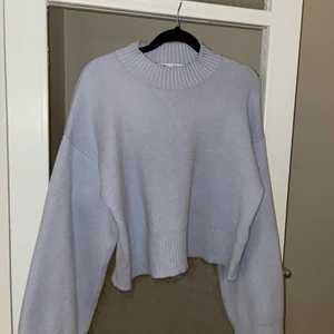 Stickad tröja från zara  - Stickad ljusblå tröja från zara, använd fåtal gånger kunden står för frakten 