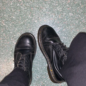 Vintage dr martens!  - Supercoola vintage dr martens, de är ingångna men därför också lite slitna på utsidan, läcker däremot inte någonstans utan slitaget är relativt ytligt💞💞