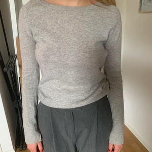 Soft goat tröja grå - En grå tröja från soft goat som tyvärr har fått ett hål i armhålan men som går att laga. 100% kashmir i storlek M.