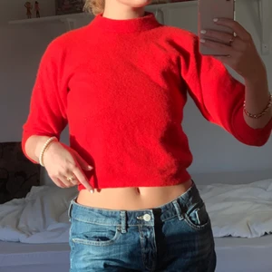 Röd tröja - Säljer denna fina röda tröja som tyvärr inte kommer till användning!! 💞 köparen står för frakten men jag möter även upp i Lund💞